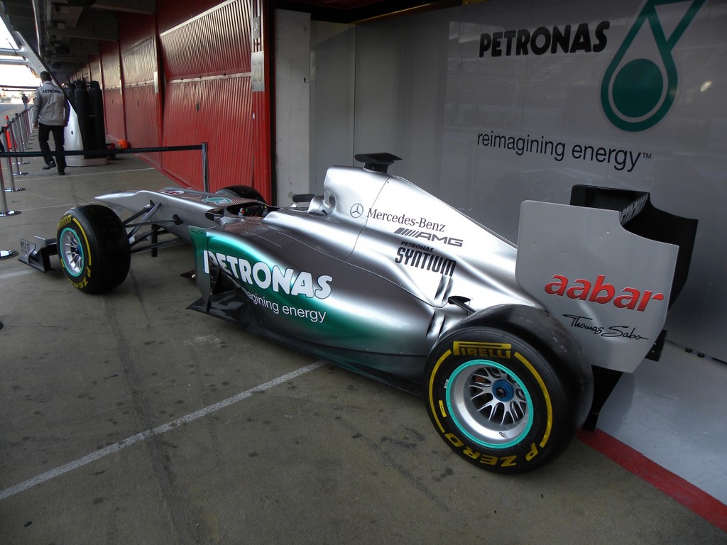 Mercedes AMG Petronas: Der neue Dienstwagen für Michael Schumacher und Keke Rossberg.