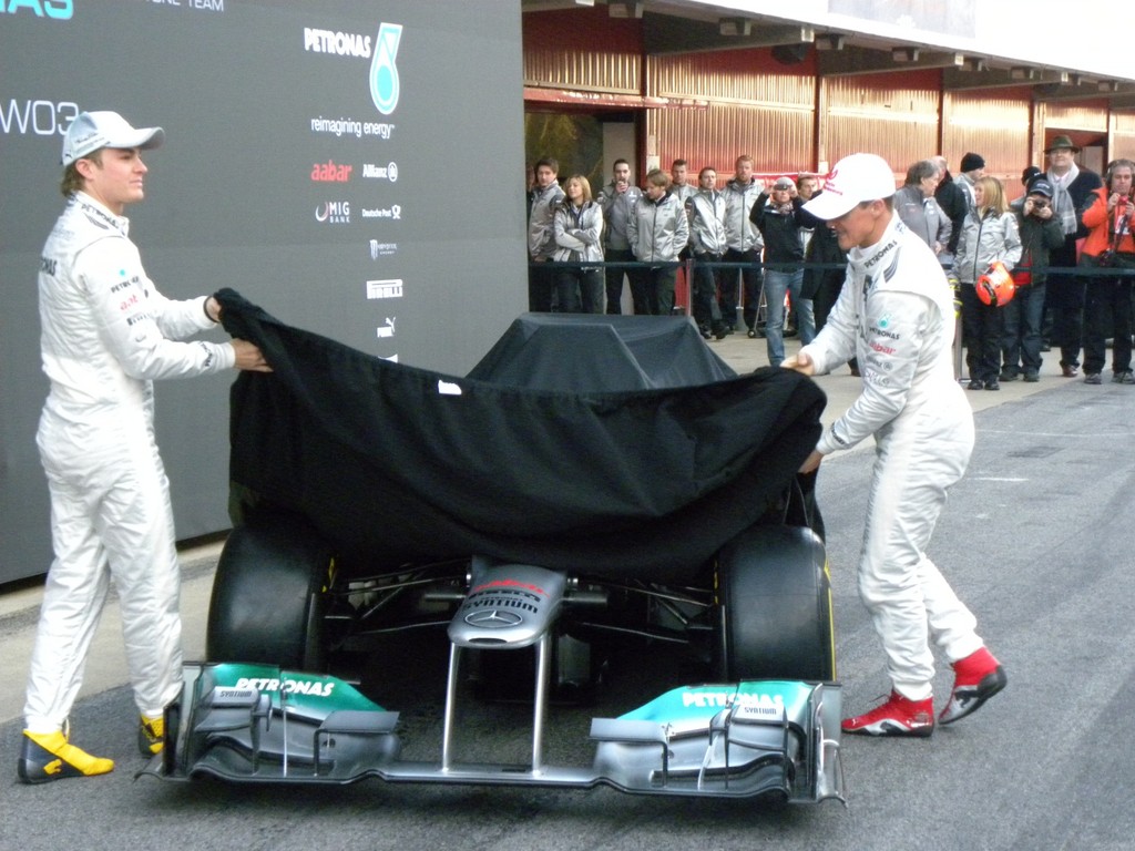 Mercedes AMG stellt Silberpfeil mit 