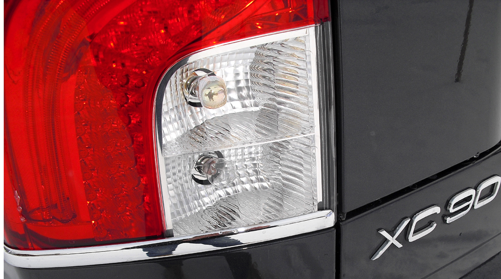 Moderne Leuchteinheit am XC90-Heck mit Modellschriftzug. 