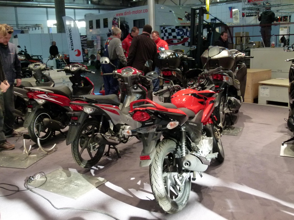 Motorrad Messe Leipzig 2012: Grid Girls, Bikes und heiße Eisen