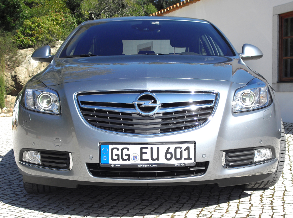 Opel Insignia Biturbodiesel: Blick auf die Frontpartie der Limousine. 