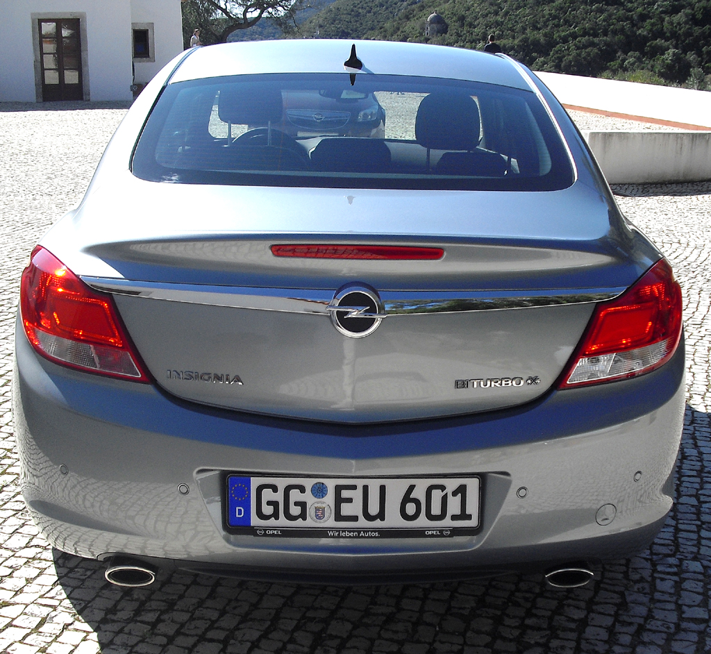 Opel Insignia Biturbodiesel: Blick auf die Heckpartie der Limousine. 