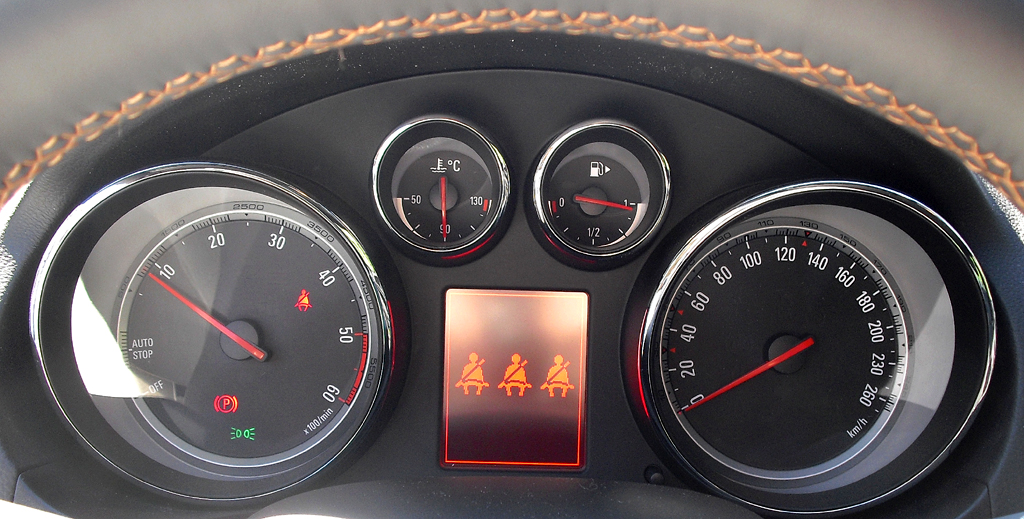 Opel Insignia Biturbodiesel: Blick durch den Lenkradkranz auf die Rundinstrumentierung. 