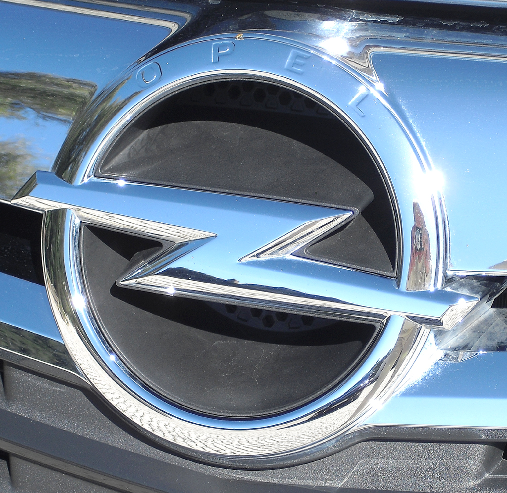 Opel Insignia Biturbodiesel: Das Markenlogo sitzt vorn in einer oberen Kühlergrillspange. 