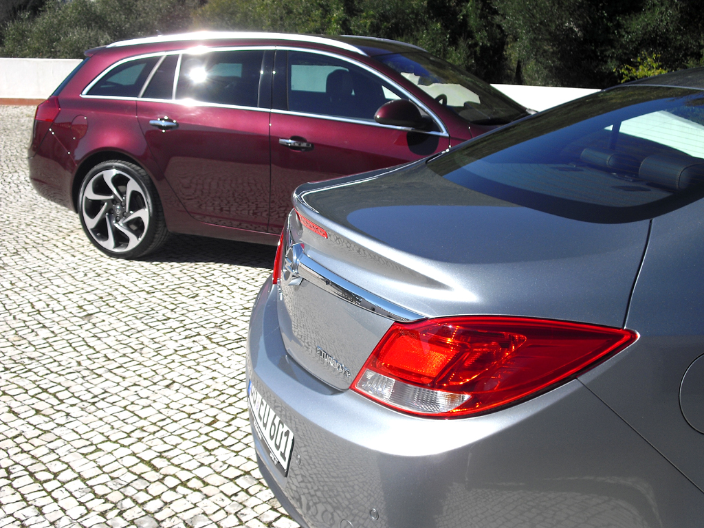 Opel Insignia Biturbodiesel: Heckansicht der Limousine vorn und des Kombis hinten. 