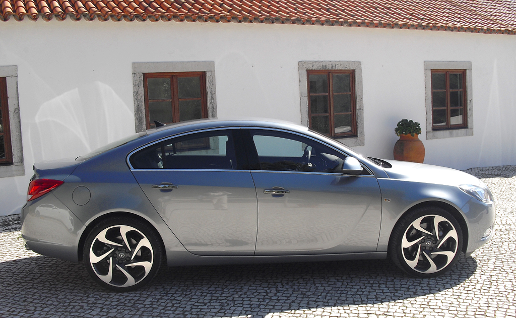 Opel Insignia Biturbodiesel: Uns so sieht die Limousine von der Seite aus.