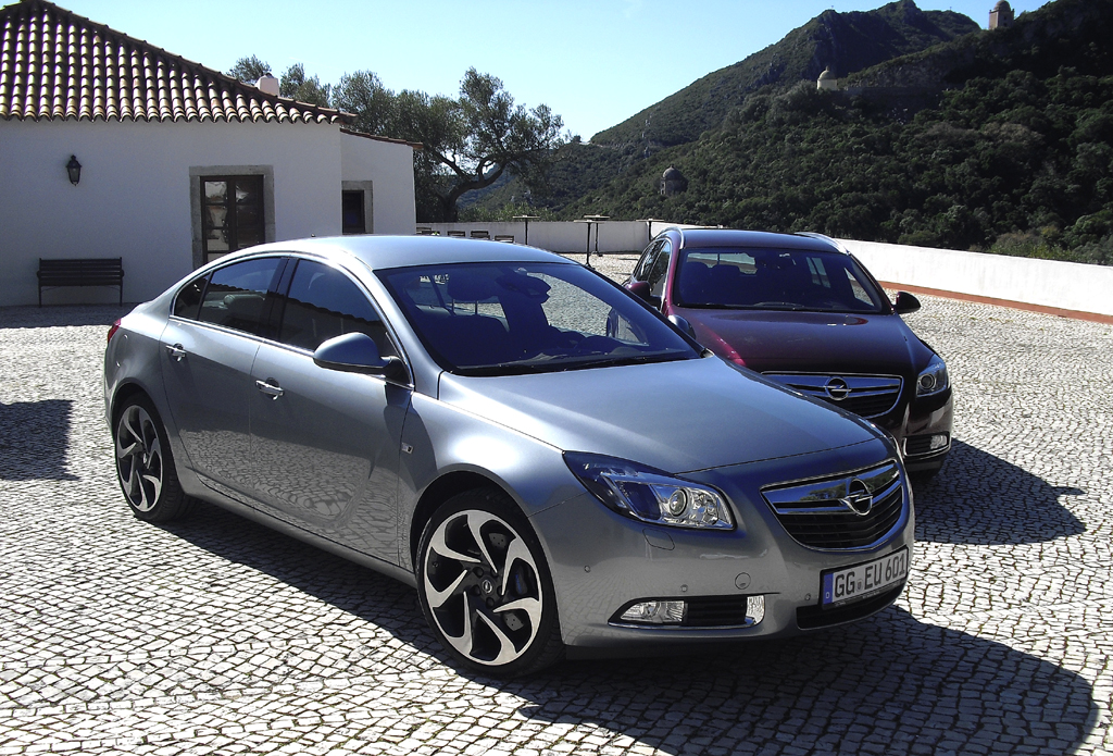 Opel Insignia Biturbodiesel, vorn die Limousine, hinten der Kombi. 