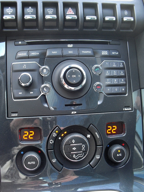 Peugeot 3008 Hybrid4: Blick auf den mittleren Armaturenträger.