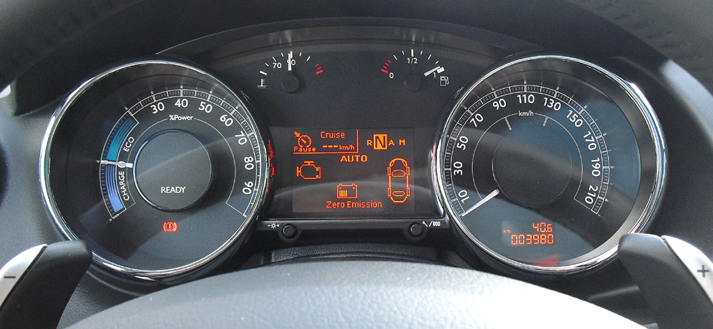 Peugeot 3008 Hybrid4: Blick auf die Rundinstrumentierung samt Energiefluss-Display.