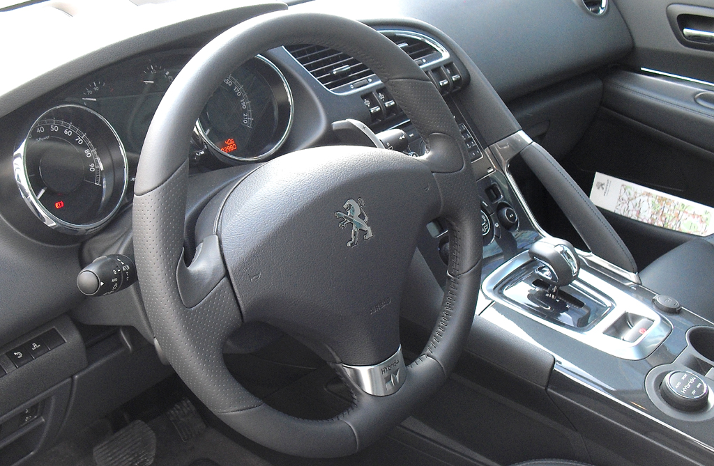 Peugeot 3008 Hybrid4: Blick ins Cockpit mit dem Getriebehebel und dem Wählrad rechts.