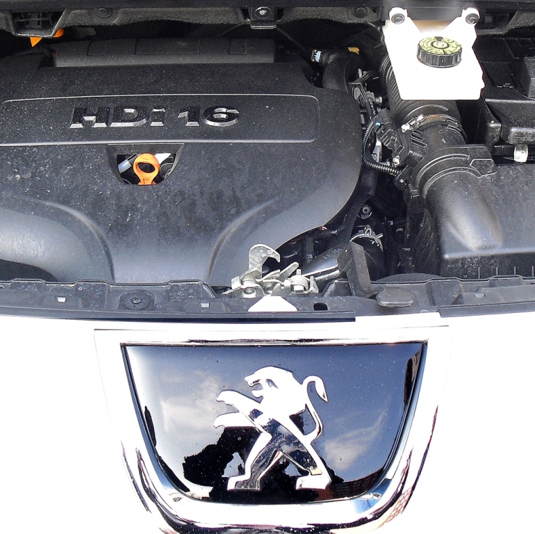 Peugeot 3008 Hybrid4: Blick unter die Haube auf den 2,0-Liter-Selbstzünder.