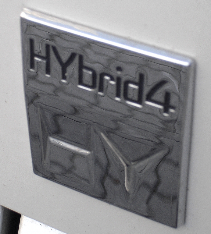 Peugeot 3008 Hybrid4: Logo für Doppelherz-Kraft und Allradantrieb.