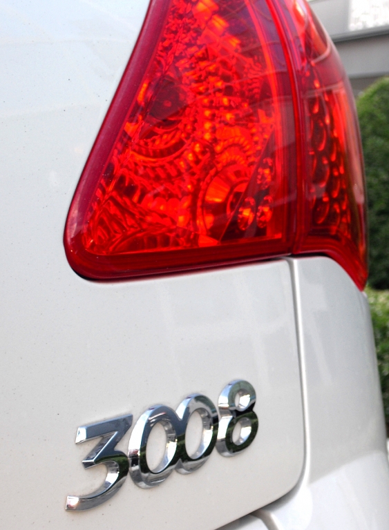 Peugeot 3008 Hybrid4: Moderne Leuchteinheit hinten mit Modellschriftzug.