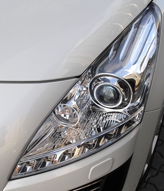 Peugeot 3008 Hybrid4: Moderne Leuchteinheit vorn mit LED-Tagfahrlicht.