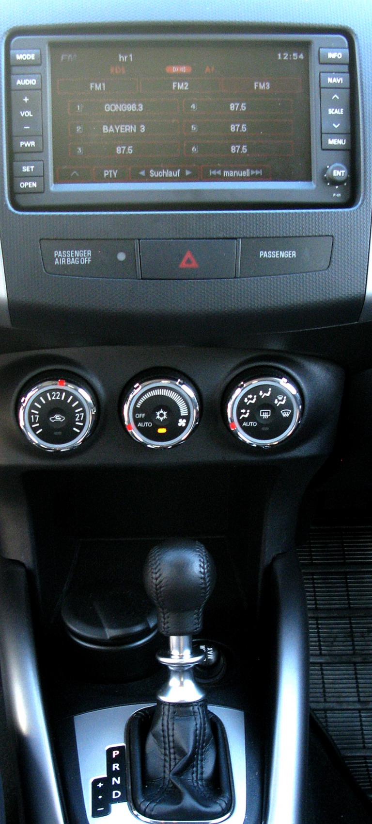 Peugeot 4007: Blick auf den mittleren Armaturenträger. 