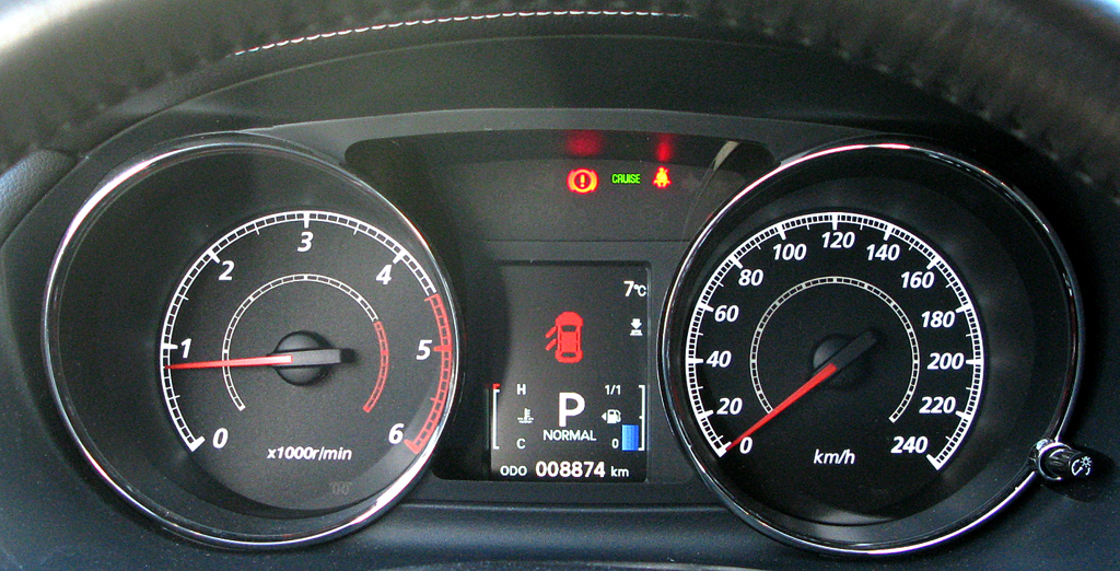 Peugeot 4007: Blick durch den Lenkradkranz auf die Rundinstrumentierung. 