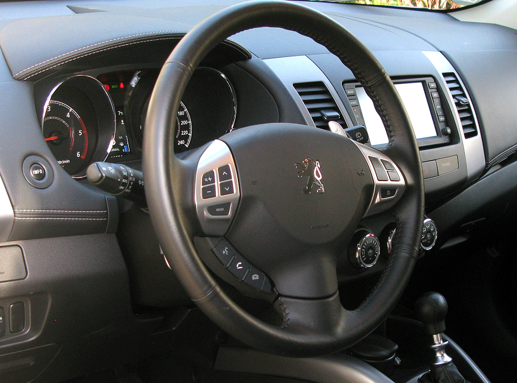 Peugeot 4007: Blick ins Cockpit. 