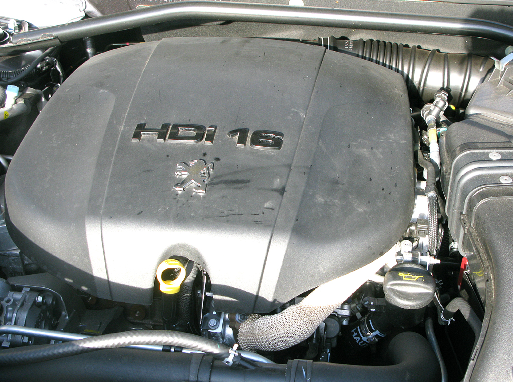 Peugeot 4007: Blick unter die Haube auf den 2,2-Liter-Vierzylinder-Selbstzünder. 