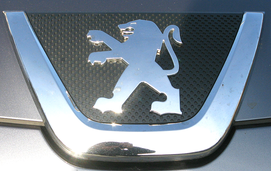 Peugeot 4007: Der Markenlöwe prangt vorn riesig an der Motorhaube. 