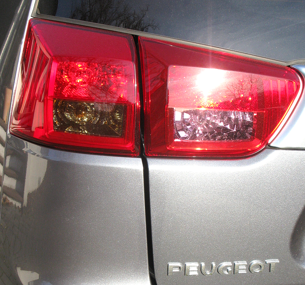 Peugeot 4007: Moderne Leuchteinheit hinten mit Markenschriftzug. 