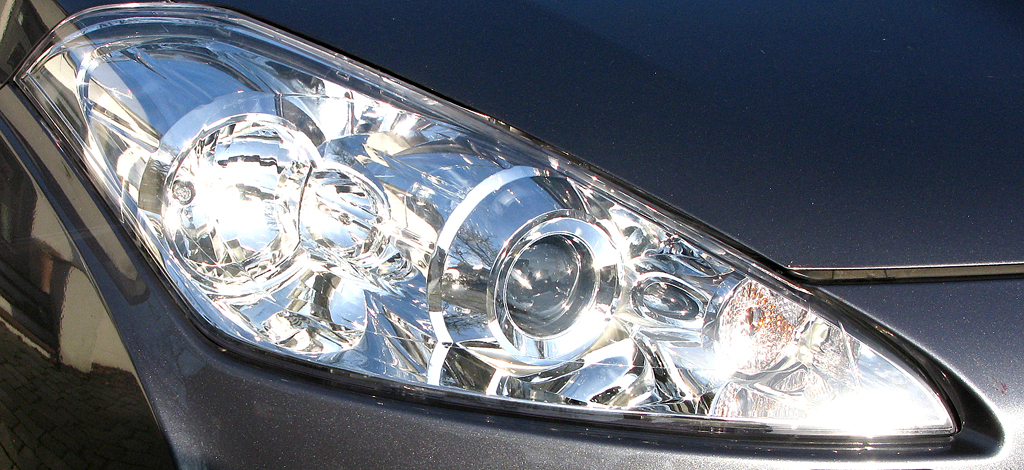 Peugeot 4007: Moderne Leuchteinheit vorn. 