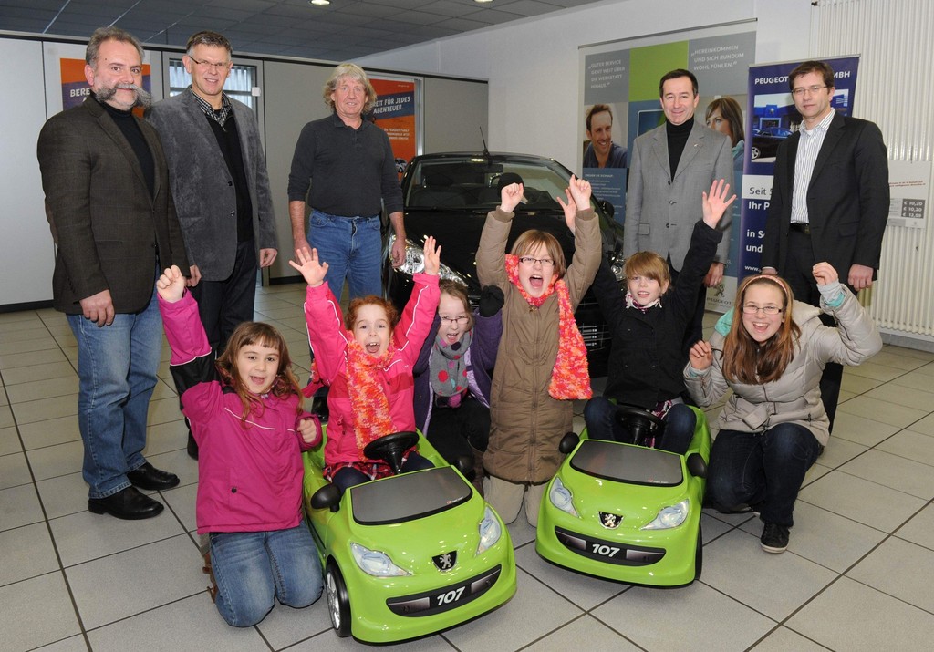 Peugeot-Mitarbeiter spenden für Jugendhilfe