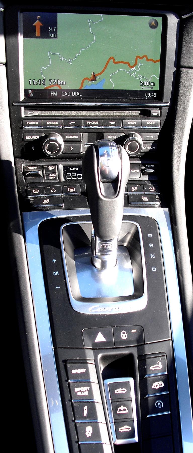Porsche 911 Carrera Cabrio: Blick auf den mittleren Armaturenträger. 