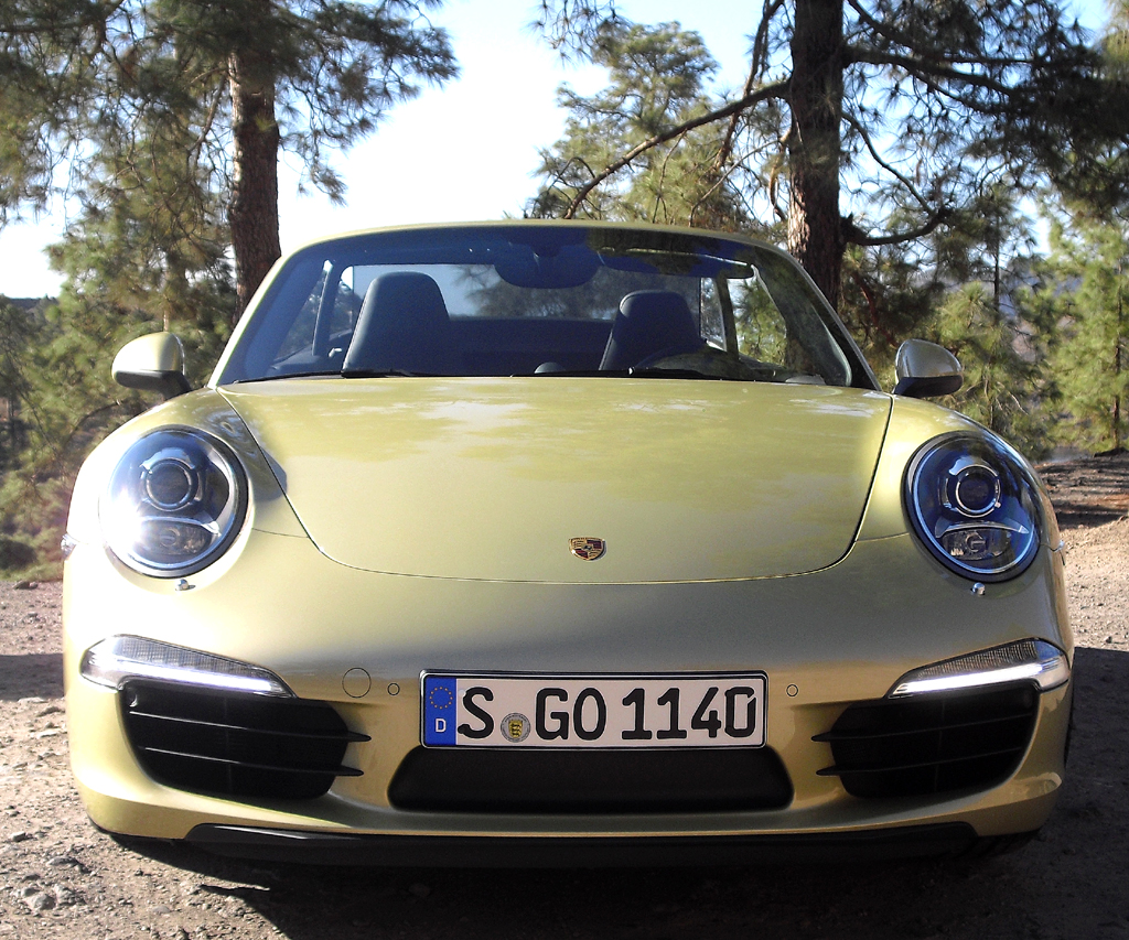 Porsche 911 Carrera Cabrio: Blick auf die Frontpartie des Sportwagens. 