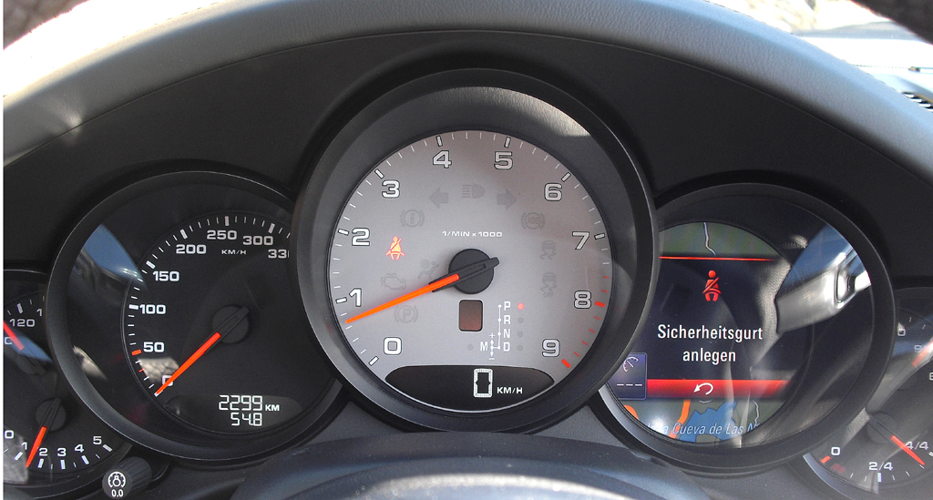 Porsche 911 Carrera Cabrio: Blick durch den Lenkradkranz auf die Rundinstrumentierung. 
