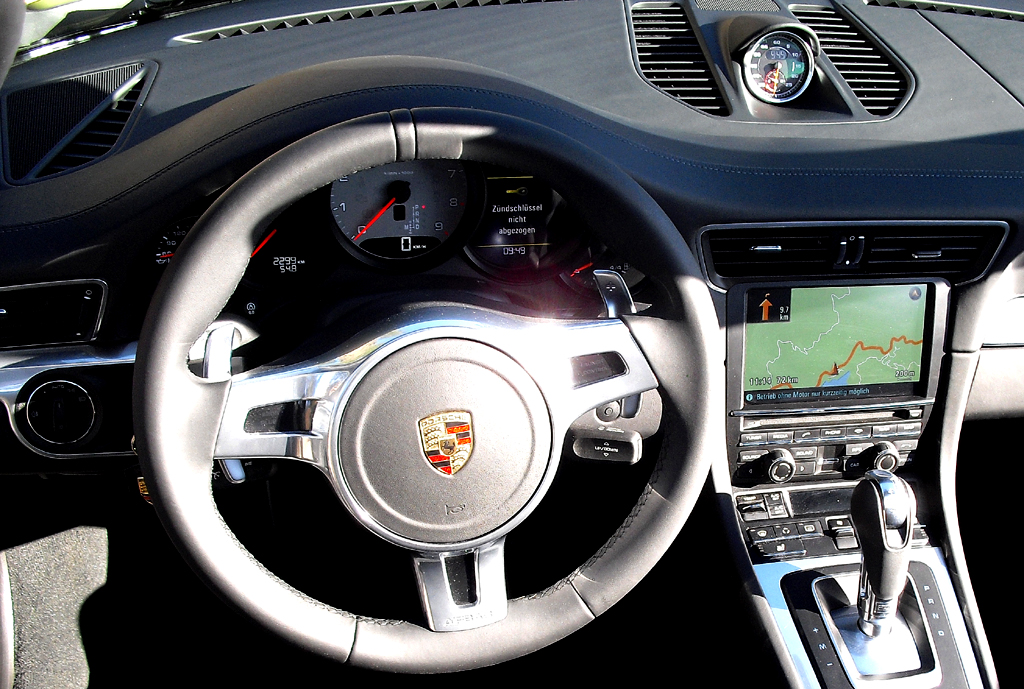 Porsche 911 Carrera Cabrio: Blick ins sportlich-funktionelle Cockpit. 