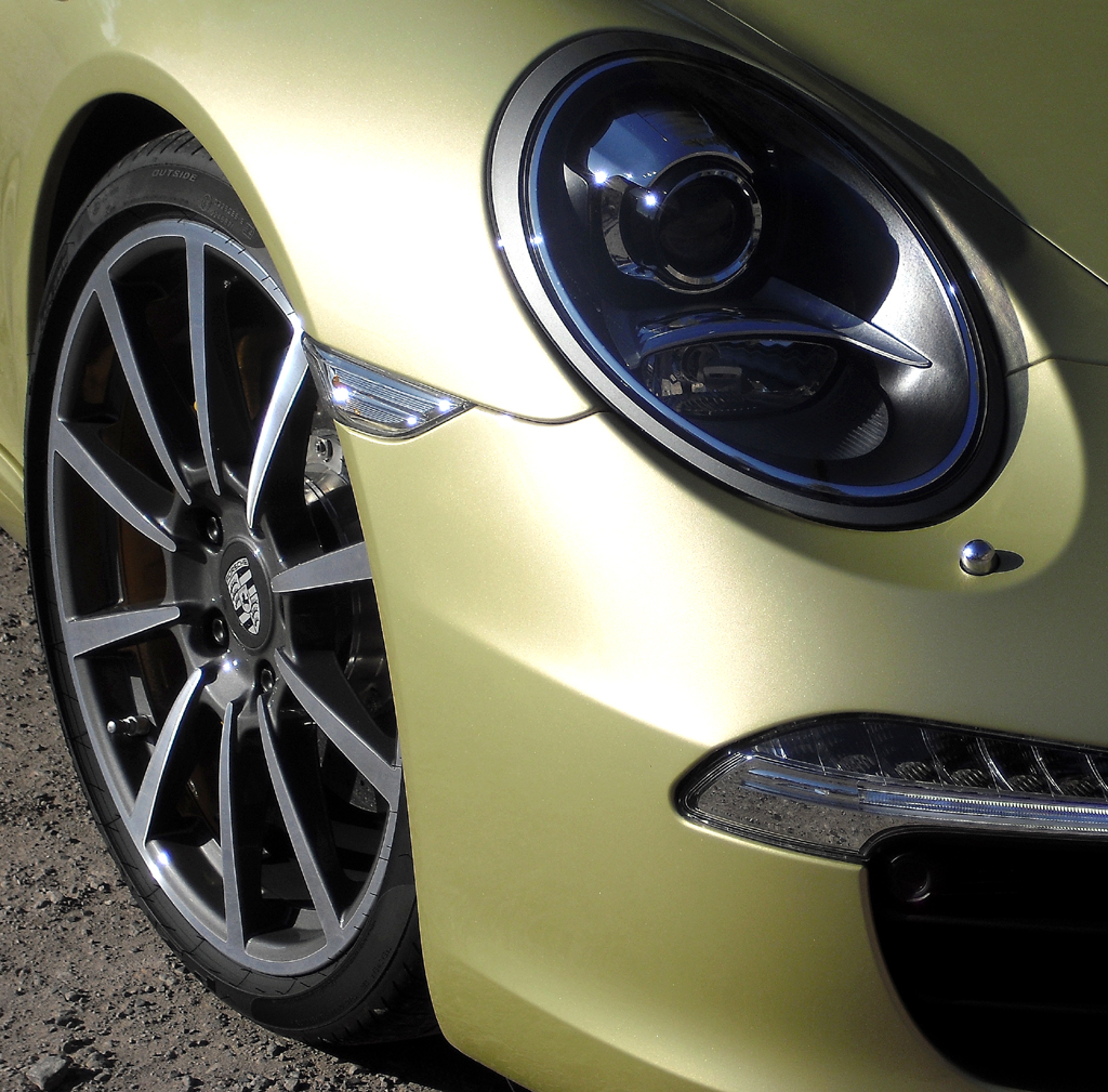 Porsche 911 Carrera Cabrio: Moderne Leuchteinheit vorn, die Räder sind größer. 