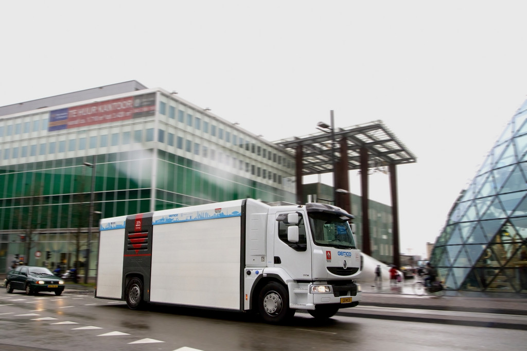 Renault Trucks experimentiert mit absenkbarer  Ladefläche