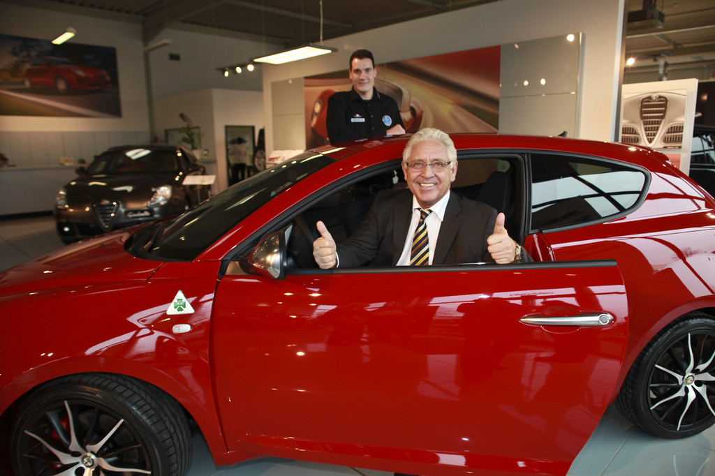 Rolf Milser gewinnt Alfa Romeo Mito beim Ball des Sports 2012