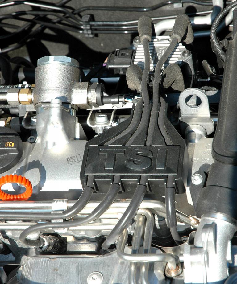 Seat Ibiza ST: Blick unter die Haube auf den kleinen 1,2-Liter-Benzindirekteinspritzer. 