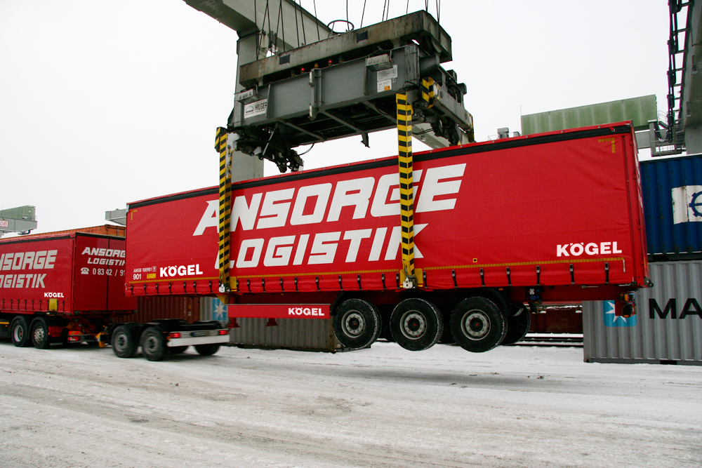 Spedition Ansorge und Kögel bringen ersten Lang-Lkw auf die Straße