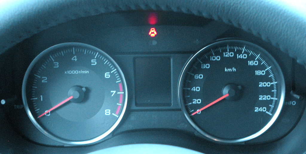 Subaru XV: Blick durch den Lenkradkranz auf die Rundinstrumentierung. 