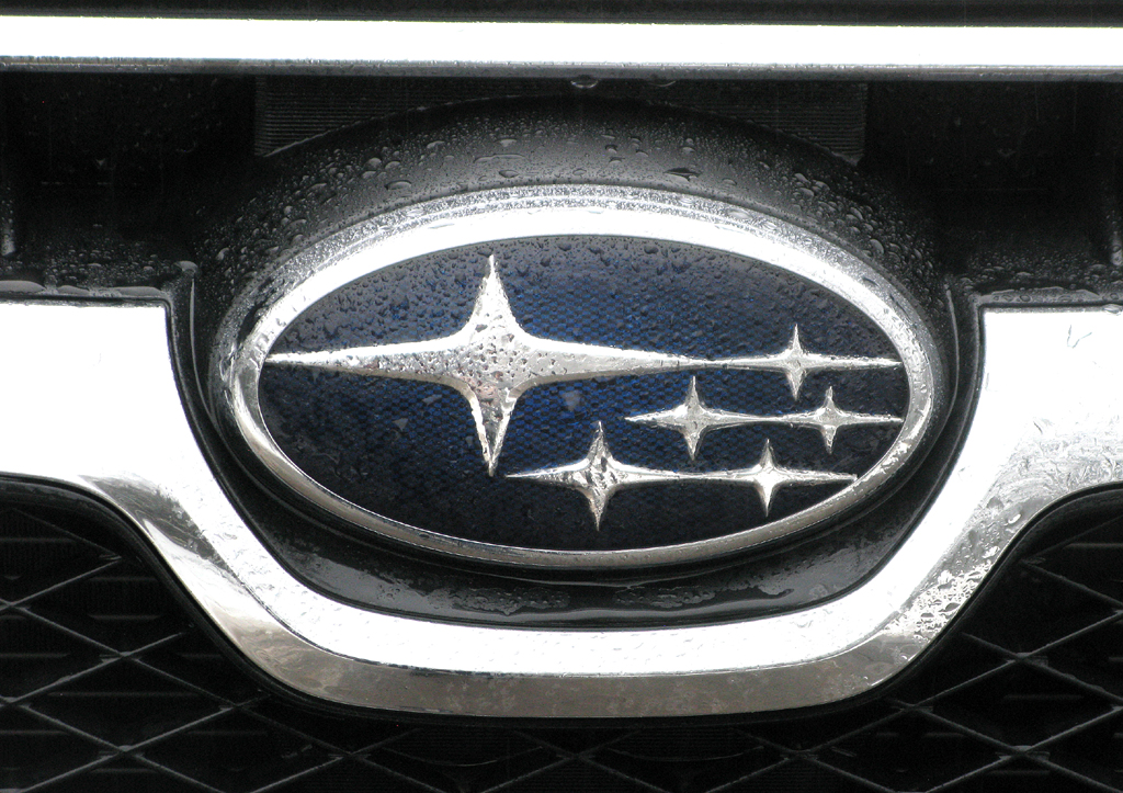 Subaru XV: Das Markenemblem ist vorn im Kühlergrill in eine Chromspange integriert. 