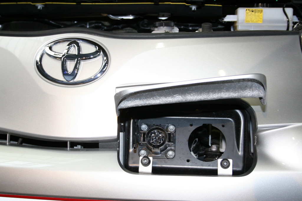 Toyota iQ EV und FCHV-adv starten in den USA
