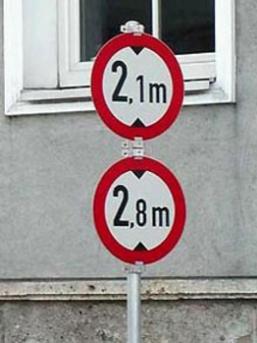 Warnschilder für Durchfahrtshöhe in Österreich Quelle: ADAC