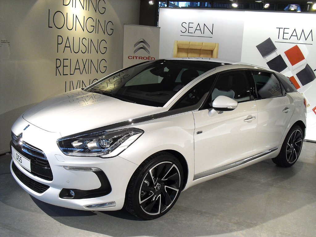 ... die Schwestermarke Citroën tut es inzwischen ebenfalls im neuen DS5 Hybrid4. 