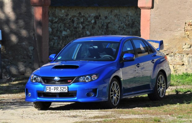 Box-Weltmeisterin Regina Halmich fährt Subaru WRX STI