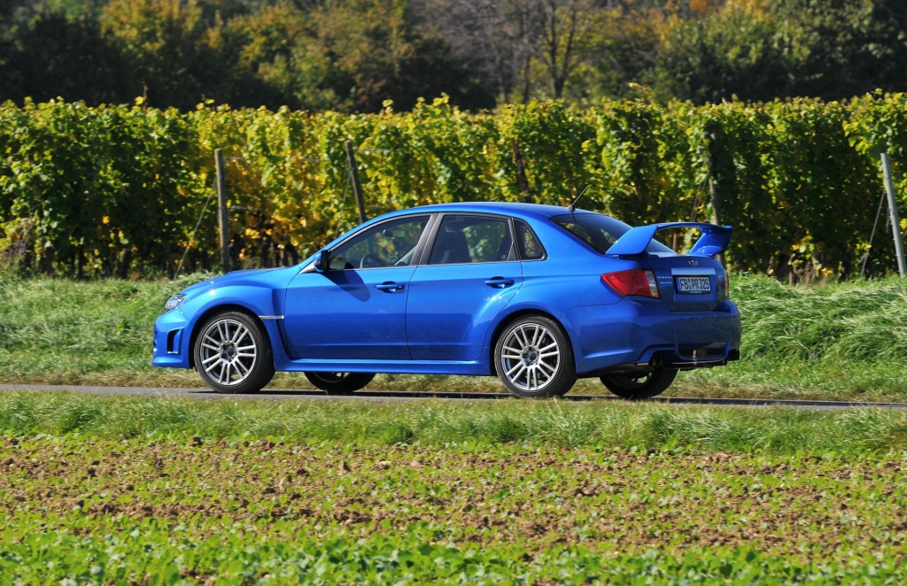 Box-Weltmeisterin Regina Halmich fährt Subaru WRX STI