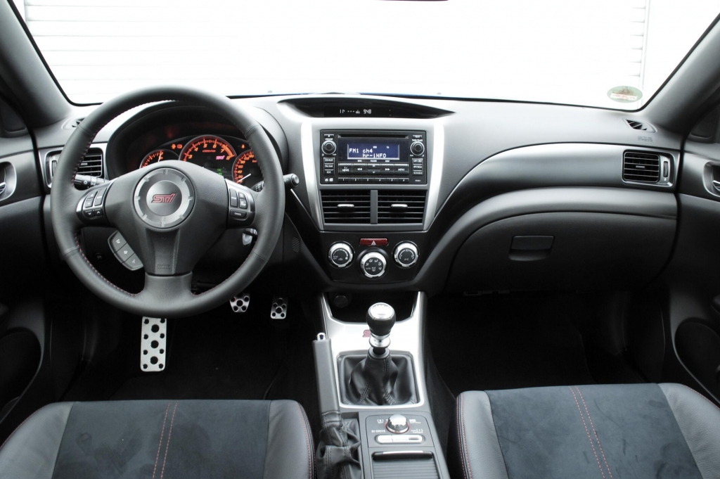 Box-Weltmeisterin Regina Halmich fährt Subaru WRX STI