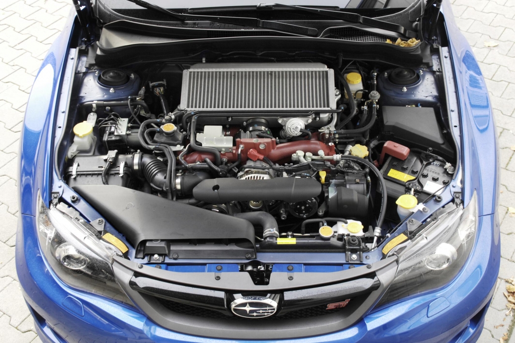 Box-Weltmeisterin Regina Halmich fährt Subaru WRX STI