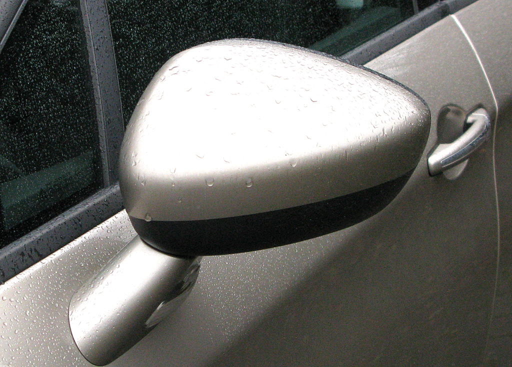 Citroën C5: Blick auf den Außenspiegel auf der Fahrerseite.