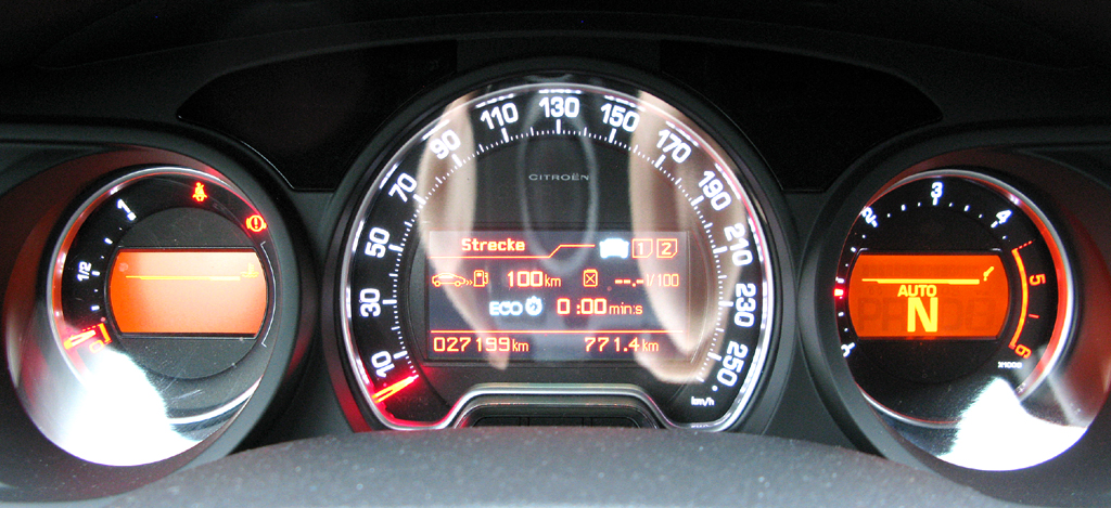 Citroën C5: Blick durch den Lenkradkranz auf die Rundinstrumentierung.