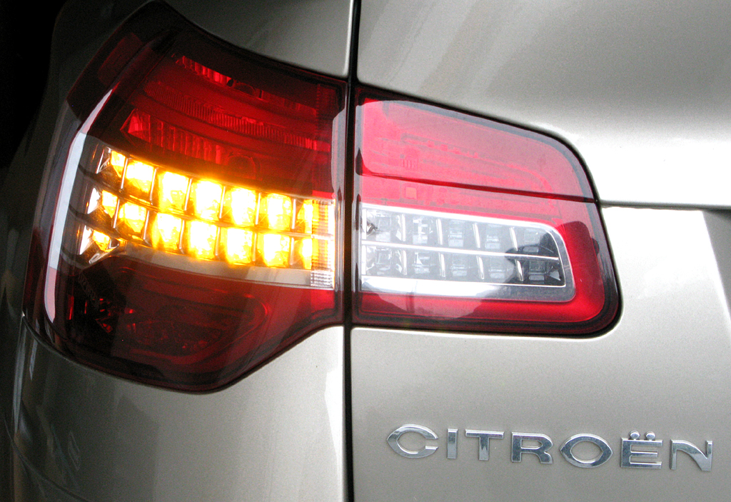 Citroën C5: Moderne Leuchteinheit hinten mit Markenschriftzug.