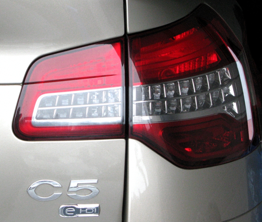 Citroën C5: Moderne Leuchteinheit hinten mit Modell- und Antriebsschriftzug.