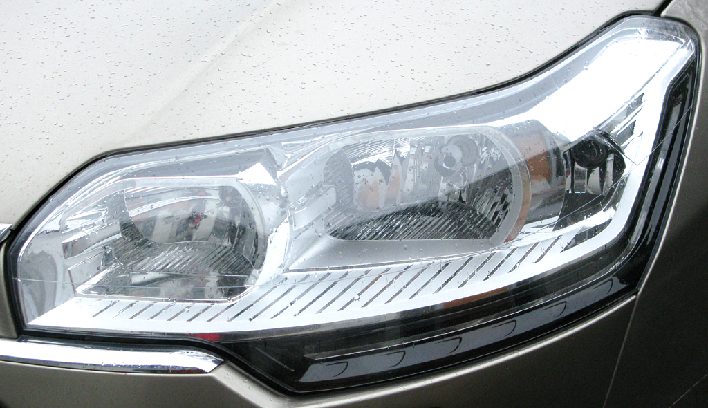 Citroën C5: Moderne Leuchteinheit vorn.
