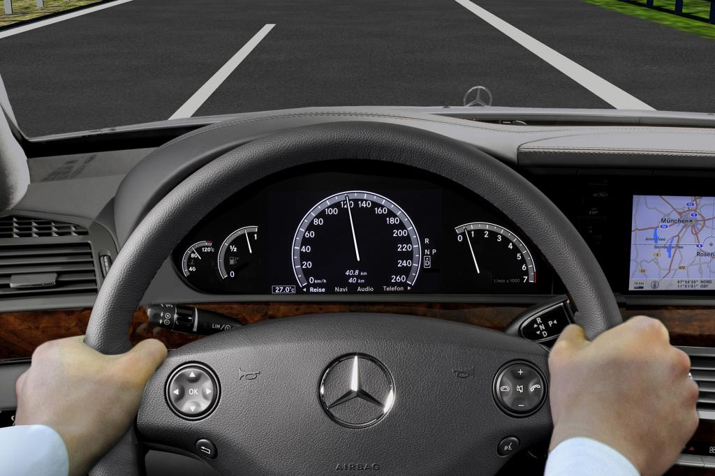Das Fahrzeug schaut voraus, weiß wie schnell man fahren kann, wie dicht der Verkehr ist